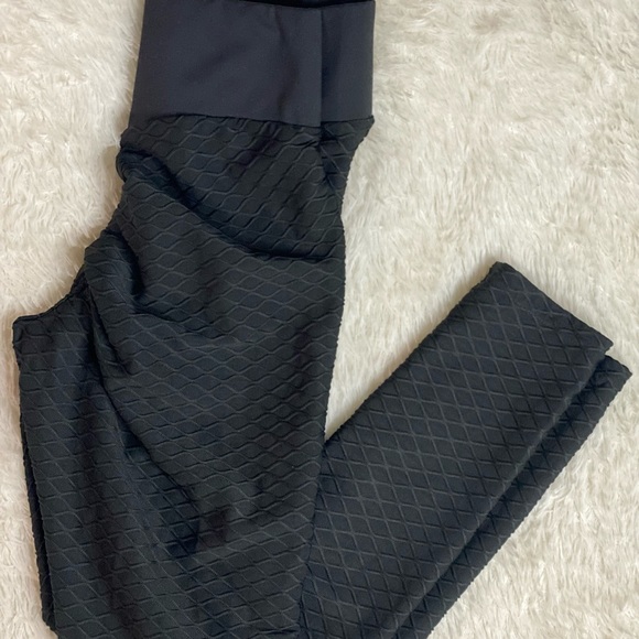 BLACK SCRUNCH BOOTY LEGGINGS
